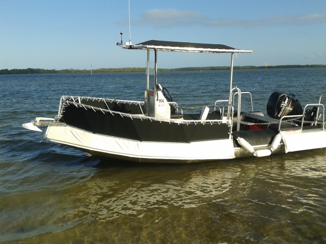 OCEAN CRAFT ULTRA DEEP VEE 5200 Chinook Sailing club referee marshall and safety boat Centre Console high bow rails T Top and stern grab rails bilge well and 8 * Tie downs easy launch and load trailer